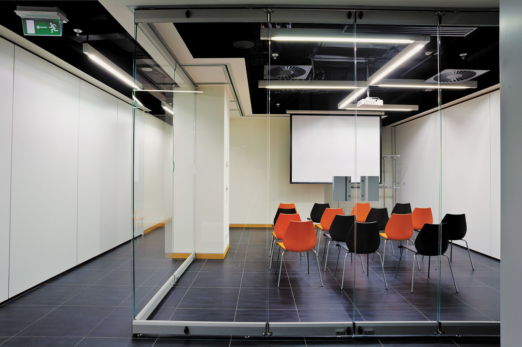 Photo All-glass sliding partitions UALCOM Hufcor G3000