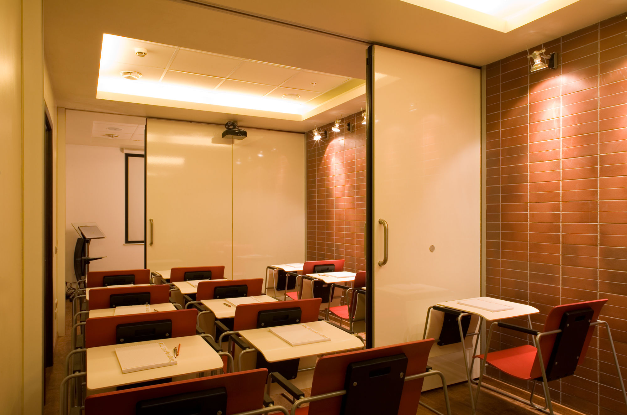 Photo Deaf sliding partitions UALCOM Hufcor