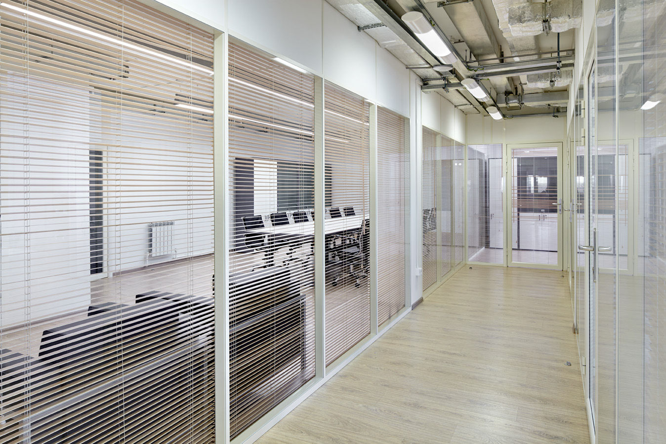 Photo Doors with aluminum lining