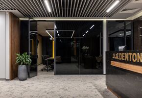 The UAlcom company equipped the Dentons office with modern partitions and doors