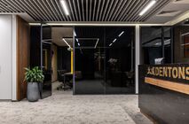 The UAlcom company equipped the Dentons office with modern partitions and doors