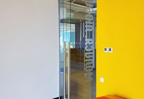Stationary partitions in project UALCOM completed a project to install glass partitions in the business center Gulliver for the IT company Bitrix 24.