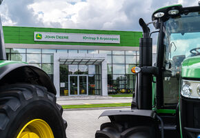 Stationary partitions in project The classic design of the office space for a dealer of world manufacturers of agricultural machinery.